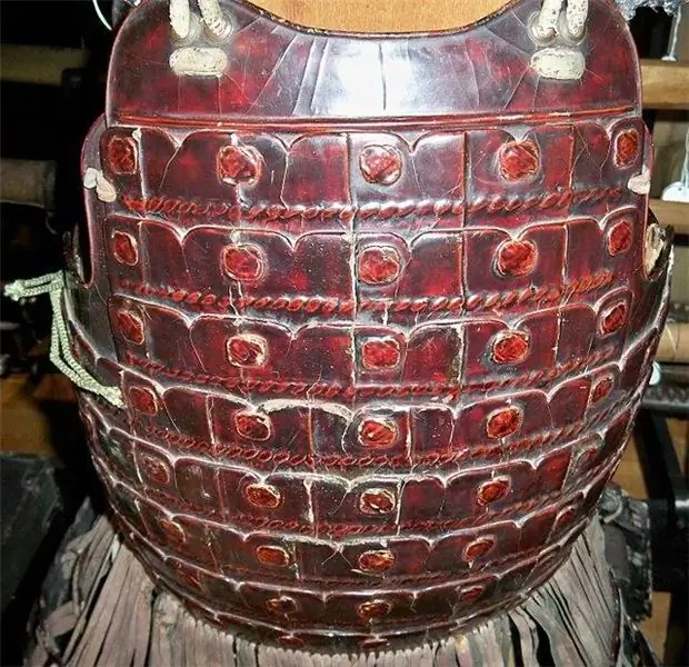 Armadura samurai i famosa laca japonesa